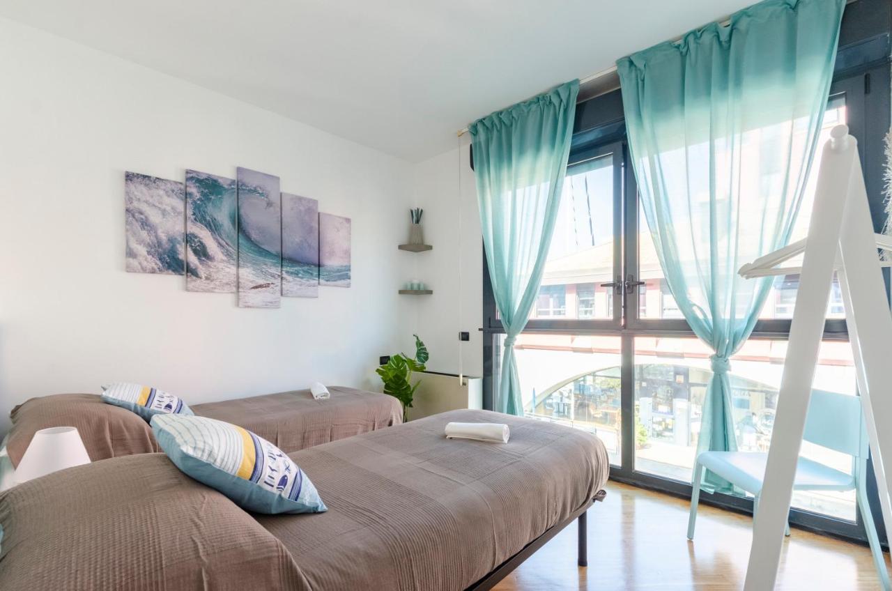 Dock Of The Bay Genova: Waterfront With Porto Antico Views * Genoa